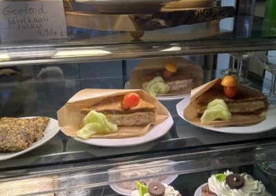 Raijanholvin kahvilatuotteita vitriinissä
