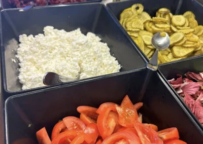 Raijanholvin vaihtuva salaattipöytä